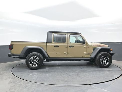 Used 2025 Jeep Gladiator Rubicon w/ Convenience Group AWD/4WD image 3