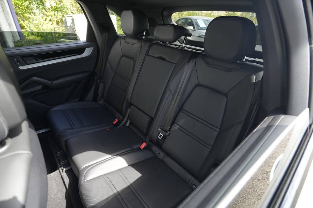 Used 2024 Porsche Cayenne S w/ Sport Chrono Package AWD/4WD image 25