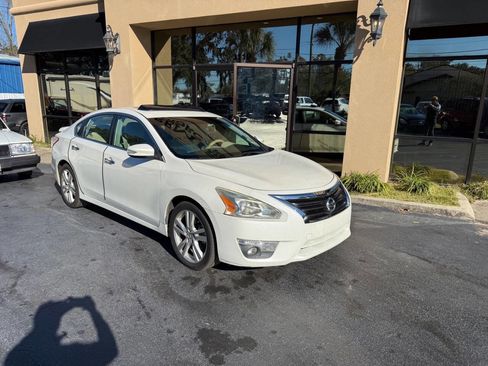 Used 2013 Nissan Altima 3.5 SV image 1