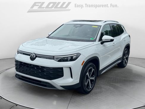 New 2025 Volkswagen Tiguan SE image 3