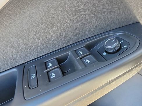 New 2026 Volkswagen Taos SE FWD image 22