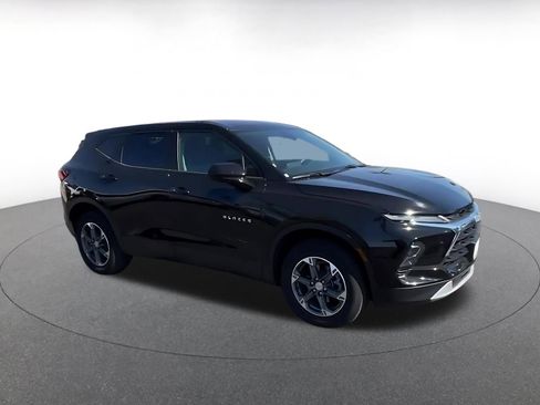 Used 2025 Chevrolet Blazer LT image 2