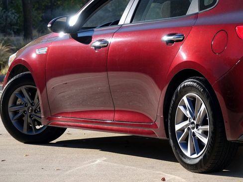 Used 2020 Kia Optima LX image 32