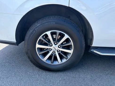 Used 2018 Ford Expedition XLT w/ Equipment Group 202A AWD/4WD image 4