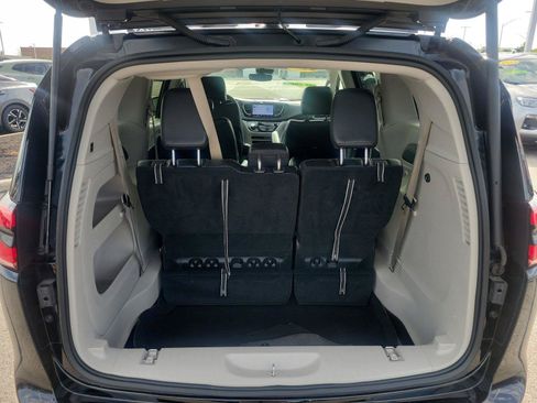 Used 2024 Chrysler Pacifica Touring-L FWD image 7
