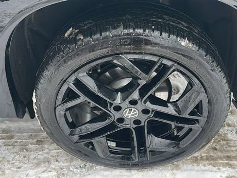 Used 2025 Volkswagen Tiguan SE R-Line image 36