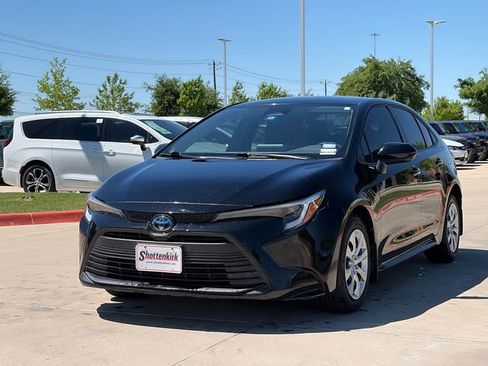Used 2023 Toyota Corolla LE image 3