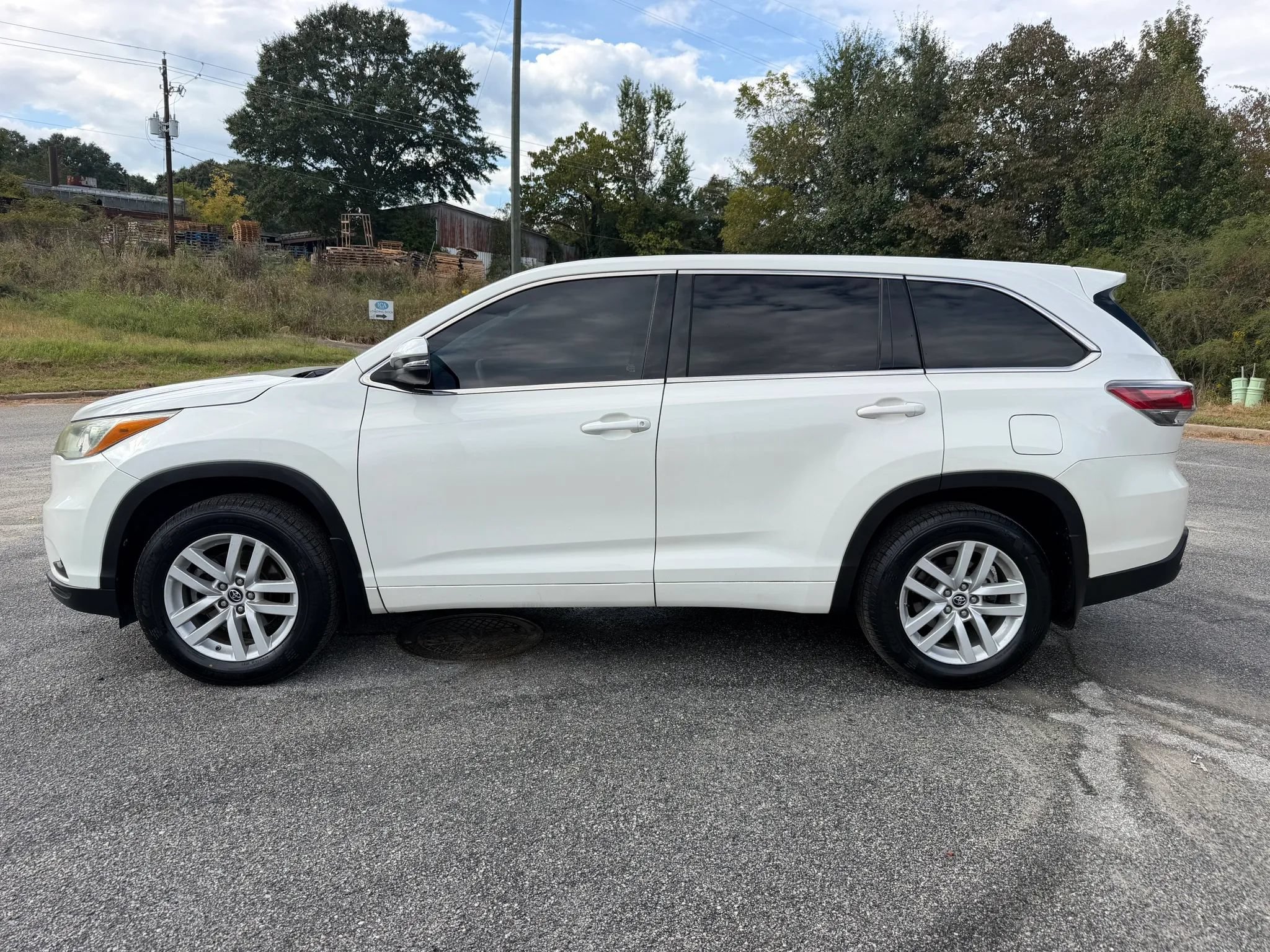 Used 2016 Toyota Highlander LE AWD/4WD image 2