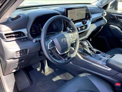 Used 2023 Toyota Highlander Platinum image 18
