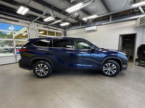 Used 2021 Toyota Highlander XLE image 6