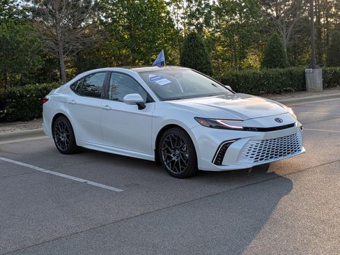 Used 2025 Toyota Camry XSE FWD image 1