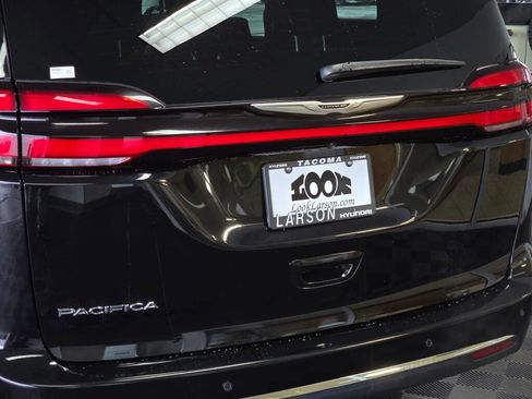 Used 2025 Chrysler Pacifica Select image 13