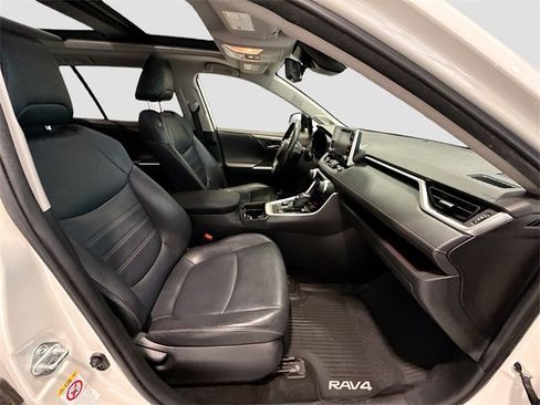 Used 2019 Toyota RAV4 Limited image 25