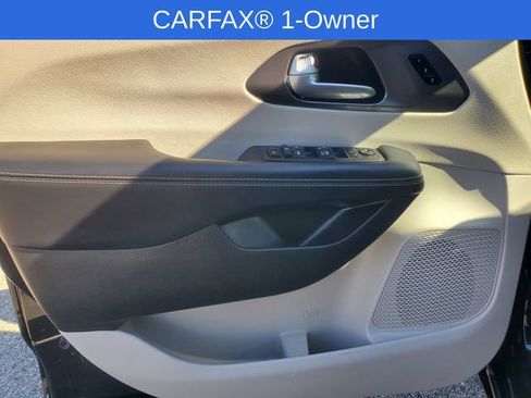 Used 2024 Chrysler Pacifica Touring-L FWD image 9