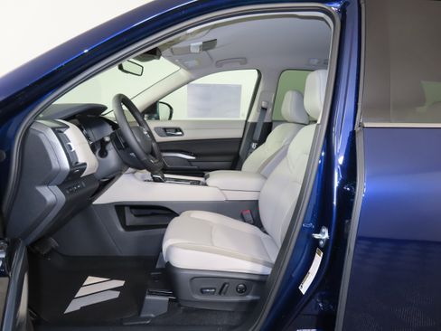 New 2026 Nissan Pathfinder SL image 4