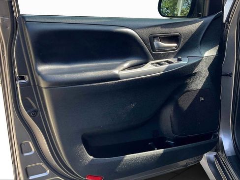 Certified 2020 Toyota Sienna SE Premium image 20