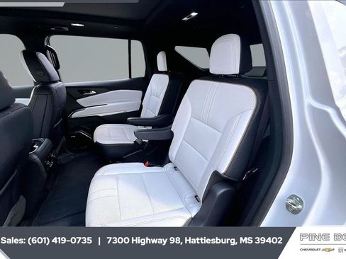 Used 2025 Chevrolet Traverse High Country FWD image 19