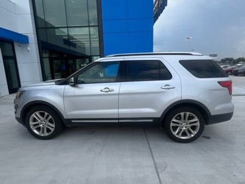 Used 2017 Ford Explorer Limited FWD image 3