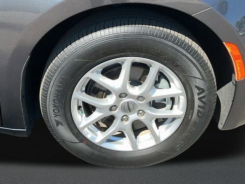 Used 2023 Chrysler Voyager LX image 7