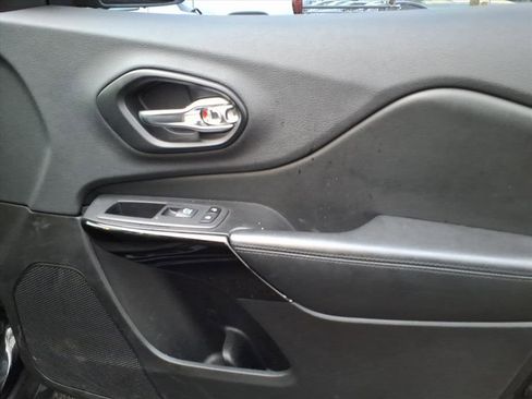 Used 2019 Jeep Cherokee Latitude Plus image 5