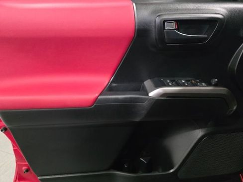 Used 2022 Toyota Tacoma SR5 w/ Technology Package image 10