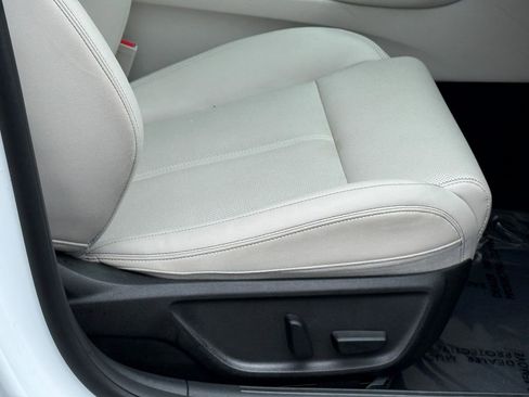 Used 2025 Genesis G70 2.5T image 9