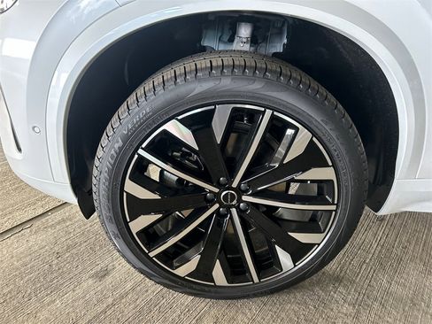 New 2026 Volvo XC90 B6 Plus w/ Protection Package Premier image 8