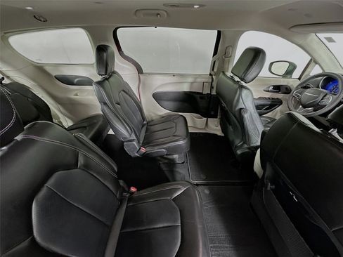 Used 2023 Chrysler Pacifica Touring-L FWD image 27