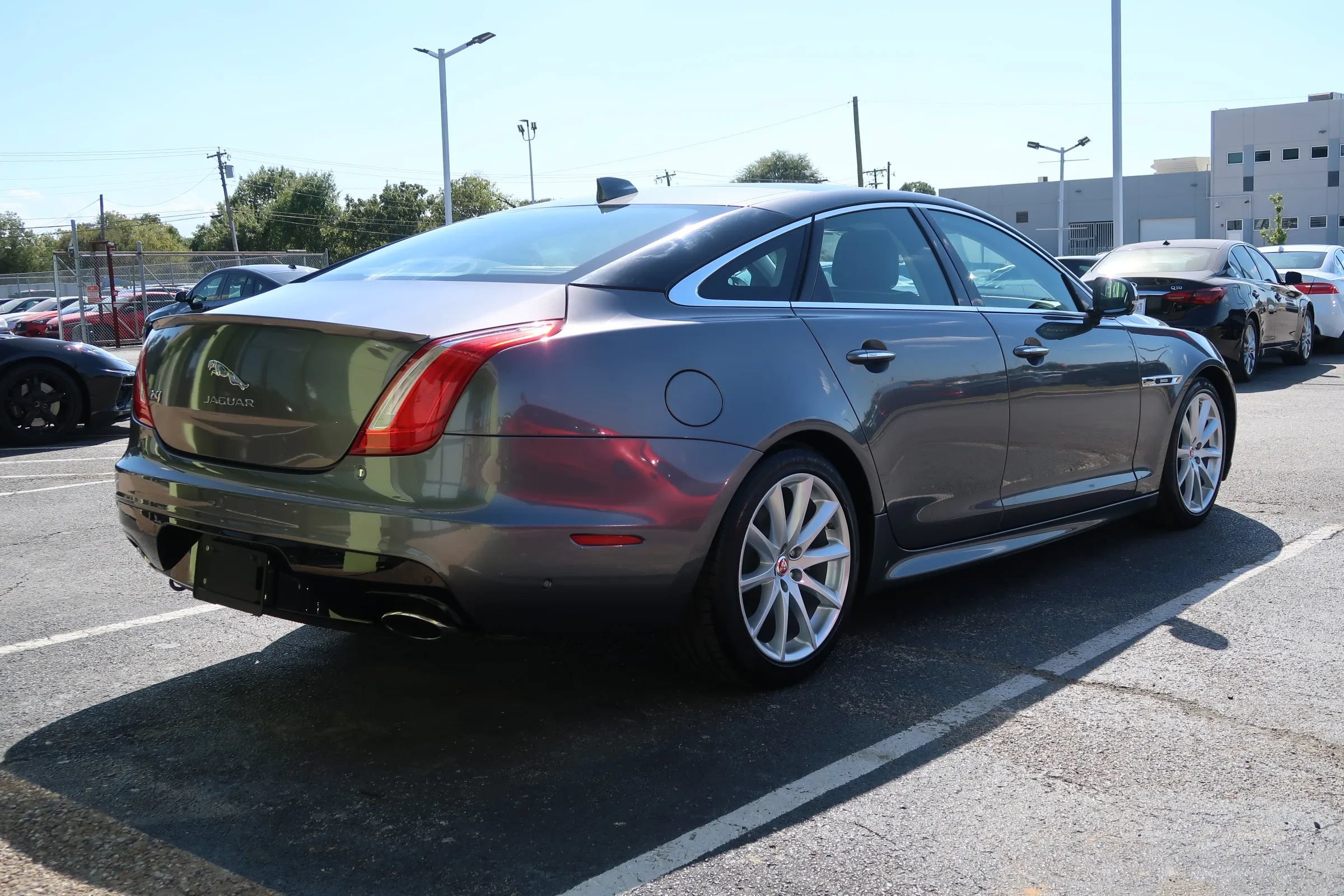 Used 2019 Jaguar XJ R-Sport RWD image 12