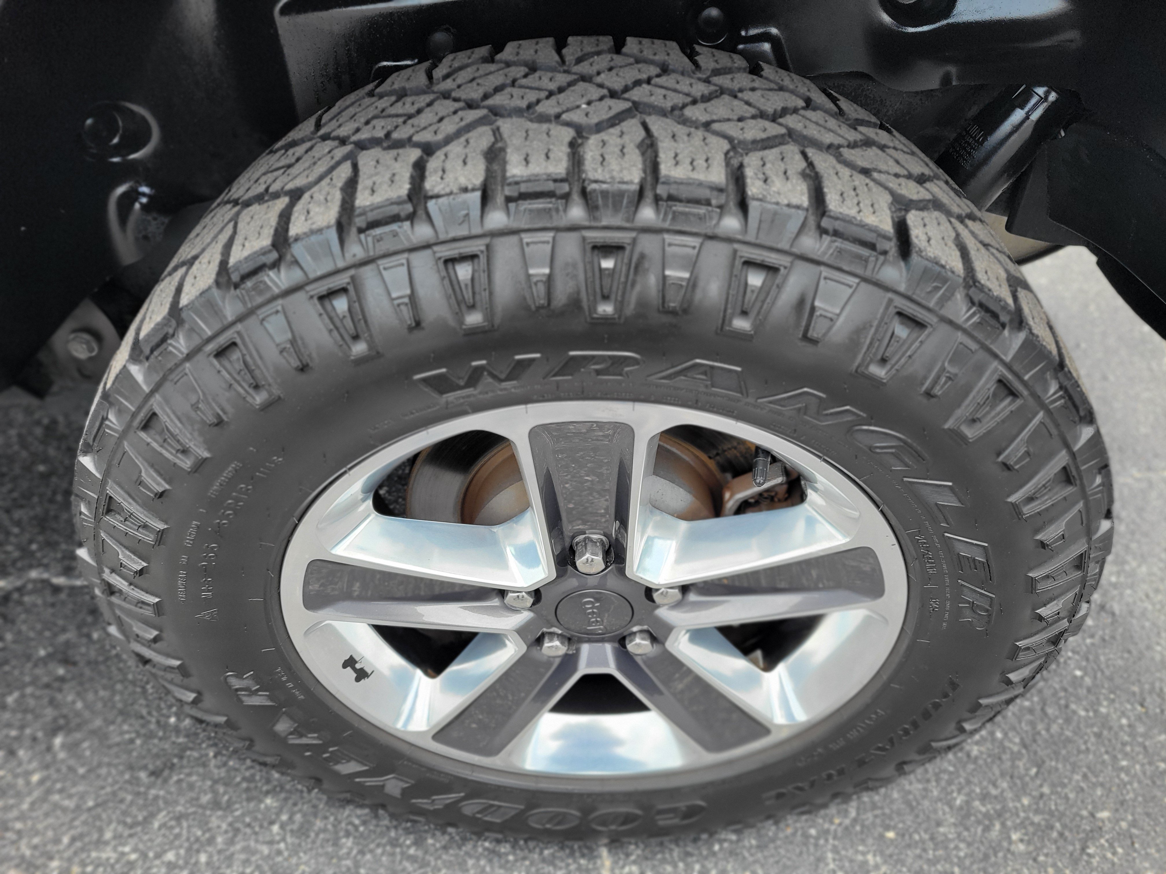 Used 2020 Jeep Wrangler Unlimited Sahara AWD/4WD image 32