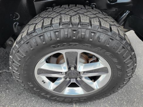 Used 2020 Jeep Wrangler Unlimited Sahara AWD/4WD image 32