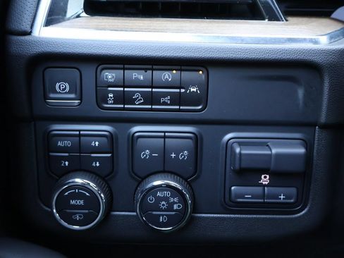 Used 2025 Chevrolet Suburban High Country AWD/4WD image 36