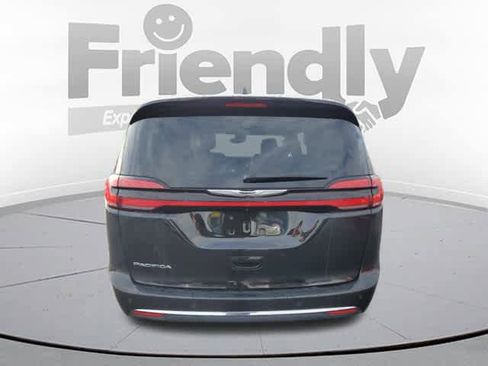 Certified 2024 Chrysler Pacifica Touring-L image 4
