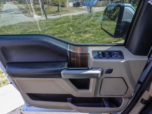 Used 2017 Ford F150 Lariat image 38