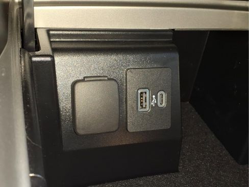 Used 2023 Ford Explorer XLT w/ Equipment Group 202A image 21