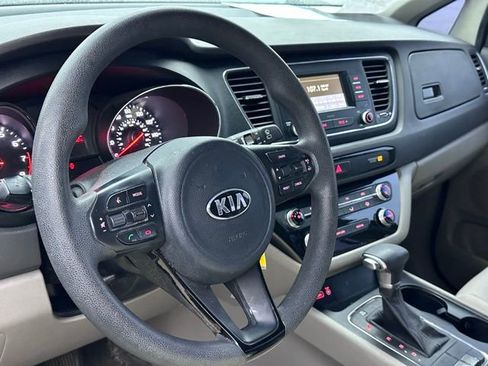 Used 2017 Kia Sedona L image 10