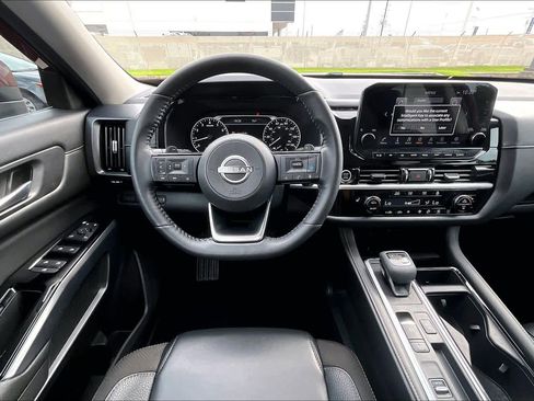 Used 2023 Nissan Pathfinder SL w/ Lighting Package (N92) FWD image 6