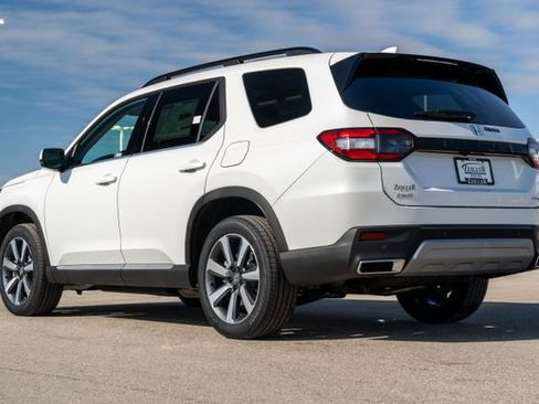 New 2025 Honda Pilot Touring image 5