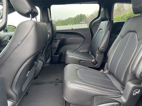 New 2026 Chrysler Pacifica Select image 11