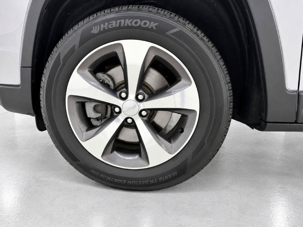 Used 2019 Jeep Cherokee Limited AWD/4WD image 31