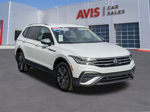 Used 2024 Volkswagen Tiguan SE image 3