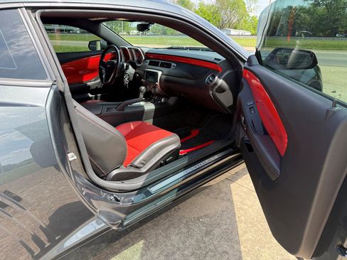 Used 2015 Chevrolet Camaro SS RWD image 16