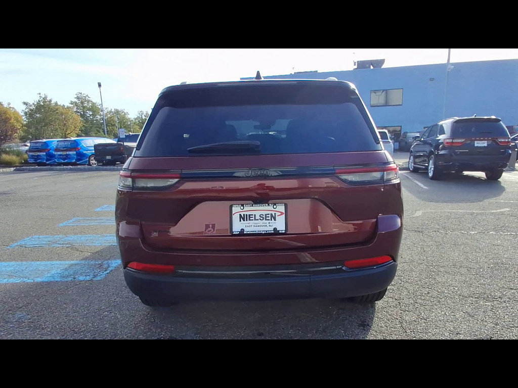 Used 2025 Jeep Grand Cherokee Altitude AWD/4WD image 7