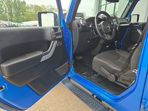 Used 2015 Jeep Wrangler Unlimited Sahara w/ Connectivity Group image 29