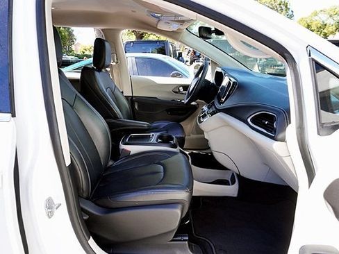 Used 2022 Chrysler Pacifica Touring-L FWD image 11
