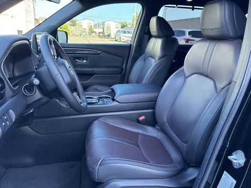 Certified 2025 Honda Pilot Black Edition image 17