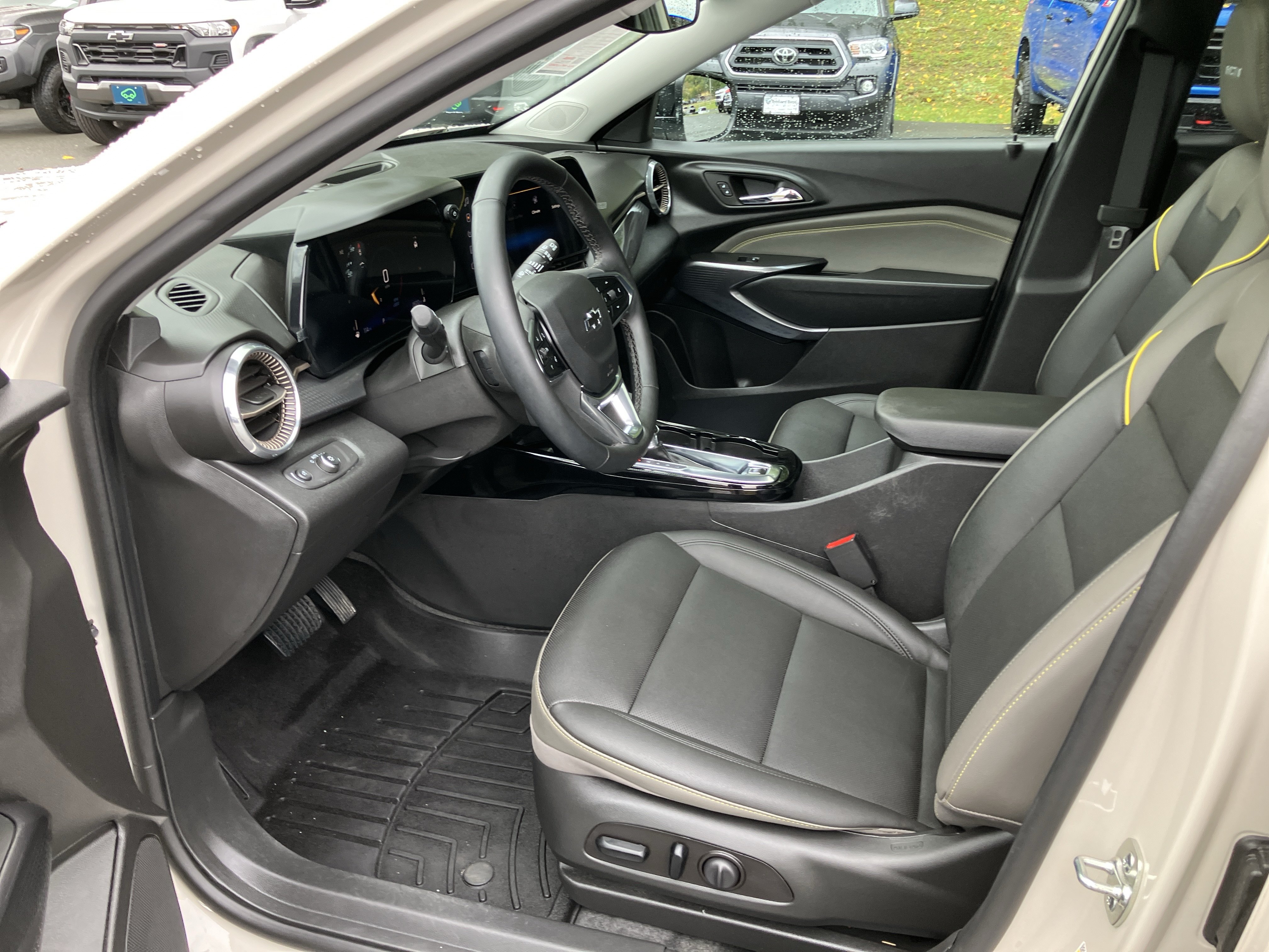 Used 2026 Chevrolet Trax ACTIV w/ Sunroof Package FWD image 31