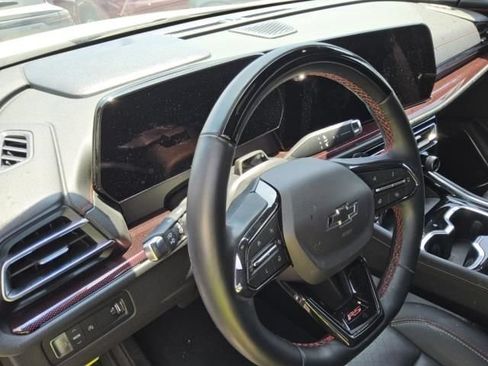 Used 2024 Chevrolet Traverse RS FWD image 3