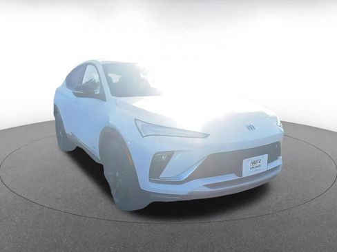 Used 2025 Buick Envista Sport Touring image 3