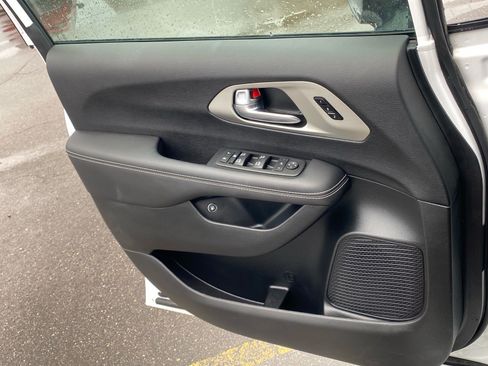 Used 2024 Chrysler Pacifica Premium FWD image 22